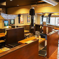 落ち着いて焼肉を楽しめ広々としたテーブル席