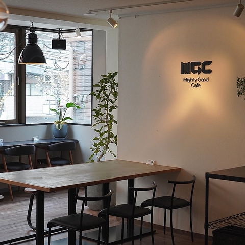 洗練されたおしゃれ空間♪広々とした店内でこだわりの手作り料理をお楽しみ下さい！
