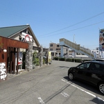 店舗正面には12台まで駐車可能な駐車場も完備！お車でお越しになる方も安心です◎