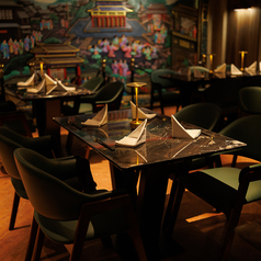 店内は全席テーブル仕様で、鉄板焼き店にありがちなカウンターは設けていません。キッチンで丁寧に焼き上げた料理を、リラックスした空間でゆっくり堪能できます。プライベート感のある配置で、デートや会食にもおすすめです。