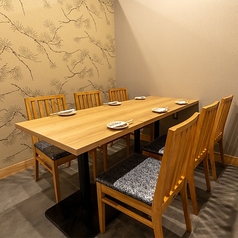 【6名様テーブル1卓】少人数宴会向きの席。～6名の少人数から席を繋げたご宴会にも対応。各お席にテーブルトップオーダーを設置していますので、お好きなタイミングでご注文OK。貸切ご希望の場合は店舗にお問合せ下さい。お待ちしております。