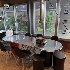 大きな窓にカラフルなハングル文字が並ぶ店内は入った瞬間から旅行気分をお楽しみいただけます♪小宴会にちょうどいい6名様席も。