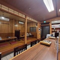 【カウンター5席】おひとり様からでも気軽にご利用いただけるカウンター席を完備！少人数で横並びでの食事や会話を楽しんだり、ちょっとしたサク飲みなどにご活用ください♪