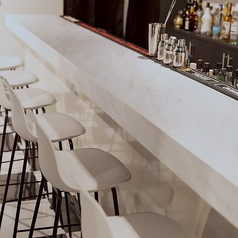 【バー形式のカウンター席8席】本格的なバーカウンター席。目の前でお好みに合ったカクテルをつくることもできます。