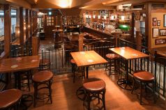 店内奥は食事がしやすいローテーブル。