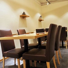 居心地が良いジャズが流れる和風モダンな空間で、特別な食事をより一層引き立てます。最大14名様までご案内可能なため、少人数での親しい集まりから、大人数での特別なイベントまで、幅広いシーンに対応しています。ぜひ、当店のお寿司をご堪能ください。お待ちしております。