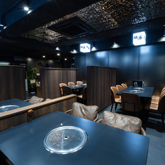 【気軽に使えるテーブル席◎】広々としたテーブル席は、黒と木材を基調とした内装やテーブルが、温かみのある落ち着いた雰囲気を演出いたします♪各種宴会やお集まり、ご家族でのお食事にもオススメのお席です。当店自慢の本格火鍋や中華料理を囲んで、楽しい会話とともに心温まるひとときを、存分にお楽しみいただけます！