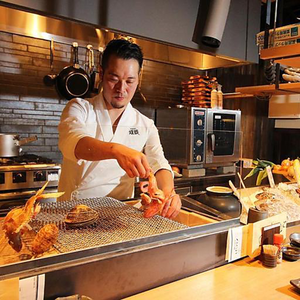 カウンター越しに楽しめる新鮮素材の炉端焼き