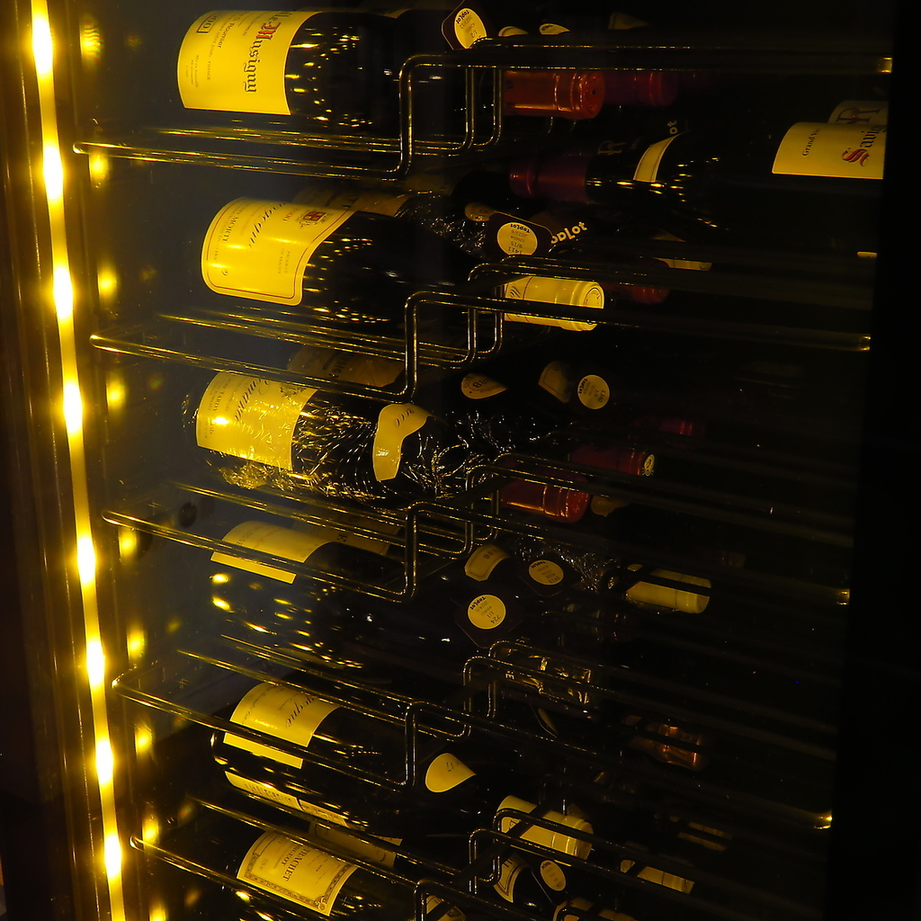 6000種類の中から選りすぐった南アフリカワイン。肉とワインがお互いの味を引き立てあいます。