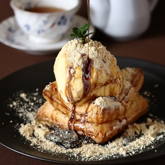 焼きたてアップルパイ バニラアイスのせ　黒蜜きなこソース