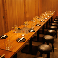 ゆったりとした距離感で居心地も抜群の広々店内！