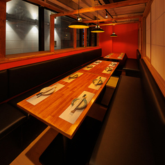 当店の全席個室は、落ち着いた和風のインテリアで統一され、リラックスできる空間を演出しています。周りを気にせずゆったりと過ごせるため、大切な人との食事やビジネスディナーにも最適です。