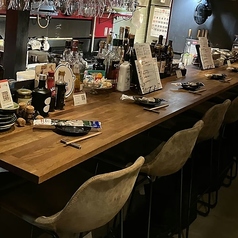 臨場感あふれるカウンター席は目の前で繰り広げられる調理の様子や、ソムリエとの会話を楽しみながら、お一人様でも気軽に食事とお酒を嗜むことができます。またカップルでのご利用にも最適。贅沢な時間をお過ごしいただけます。