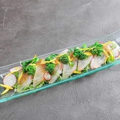 昆布〆鯛のカルパッチョ　菜花のわさび和えと燻製醤油ドレッシング