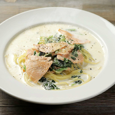 芳醇スモークサーモンとほうれん草のクリームスープパスタ