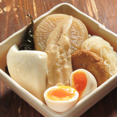 【名物おでん】気軽に立ち寄ってお食事ができる◎手羽先揚げや昔懐かしいタコさんウインナーもご用意♪の写真