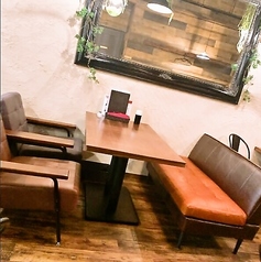 ゆったりくつろげるソファー席は、デートや女子会にも最適。居心地の良さと程よいプライベート感で、会話も自然と弾みます。