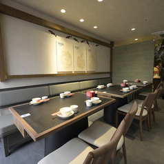 片側がソファ席になったテーブル席は、ご家族やゆったりと腰を据えて食事を楽しみたい方に人気です。壁側に面しているため落ち着きがあり、周囲の視線を適度に遮りながらプライベートな時間をお過ごしいただけます。クッション性の高いソファで、こだわりの湘菜をゆっくりと味わうひとときを。