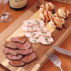 【肉冷菜】 ・肉前菜盛り合わせ(冷製ローストビーフ、やわらか鶏ハム、自家製ポテサラ)