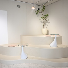 【2階】シンボルシート。おひとり様もゆっくりしていただけるお席。写真映えも◎横に並んでゆっくり楽しんでいただけます♪