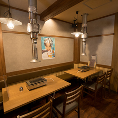 4名掛けのテーブルが2つ並び、心地よい距離感でお互いの声をしっかりと聞き取れる環境が整っています。柔らかい照明と落ち着いた色調が、リラックスした雰囲気を演出。おしゃべりに夢中になりながら、美味しい料理や飲み物を楽しむことができます。友達との楽しいひとときを過ごすのにぴったりな場所です。