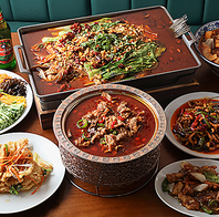 100種類を超える本場の中国東北料理が味わえる