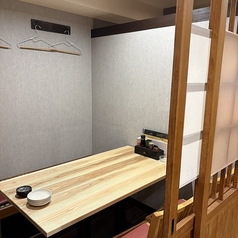 最大24名様の宴会OK！足を延ばしてくつろげる人気の掘りごたつ席も完備！また仕切りをすることによって少人数の宴会にも自在に対応いたしますので、お気軽にお問合せください。ご予算に応じた飲み放題付コースも多数ご用意しております☆席のみ予約OK。お電話でご予約ください。