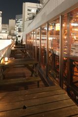 連日順番待ちがでるテラス席。