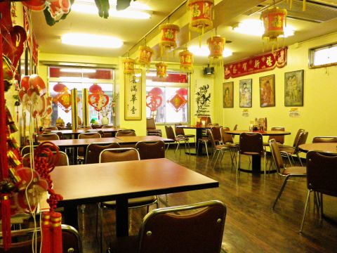 餃子だけでなく中華料理全般を食べられる。広い店内はゆったりとして雰囲気が良い。