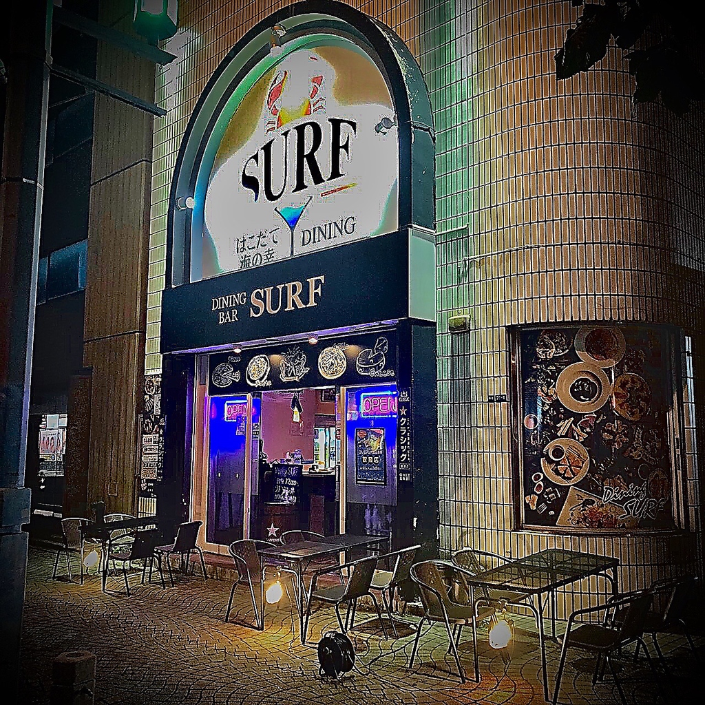 OPENのネオンサインが目印！