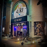 OPENのネオンサインが目印！