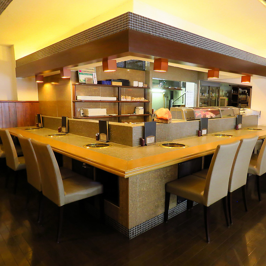 落ち着いた雰囲気のカウンターバーで焼肉を◎デート利用にも最適