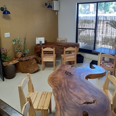 2名様卓×1席・4名様卓×1席・6名様卓×1席のエリアです。落ち着いた空間で、和のひとときを。 木の温もりを感じる4人掛けテーブル席は、ご家族やご友人とのお食事にぴったり。ゆったりとした配置で、会話も弾む心地よい時間をお過ごしいただけます。