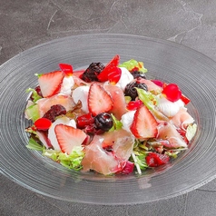 苺とマスカルポーネの生ハムサラダ　シナモン香るベリードレッシング
