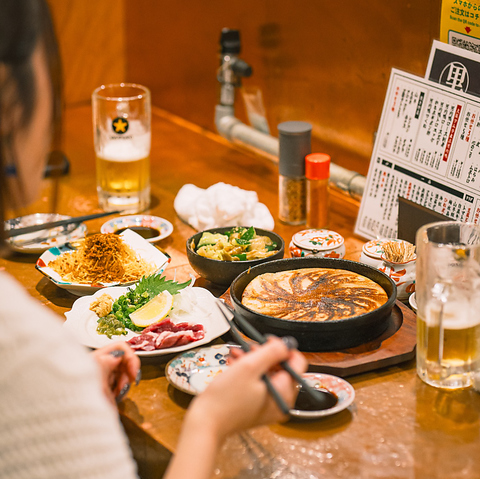 【難波駅徒歩5分】熱々の「鉄鍋餃子」や串に刺さない焼鳥が名物！