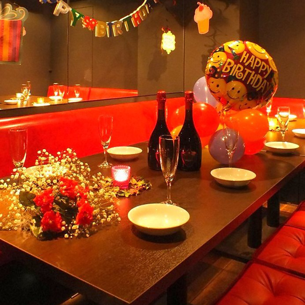 20名様迄の個室は一面鏡張りでお祝いサプライズ装飾等もOK★お誕生日会や女子会、打ち上げ等に♪