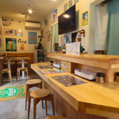 落ち着いたお洒落な店内は様々なポスターが味を出す。まさに異国感★その店内でのギリシャヨーグルトやスパイスカレー・海外ビールが観光客にも大人気の理由です。