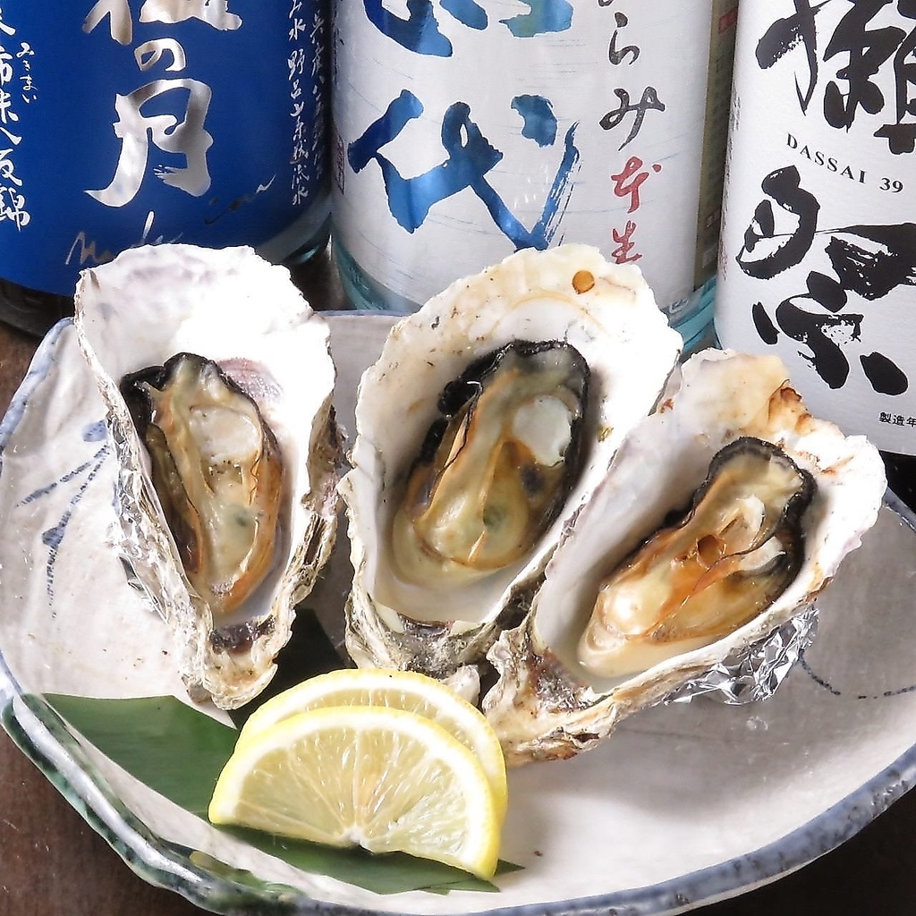 広島名物がズラリ！焼き牡蠣は絶品です！