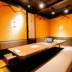 8名様用掘りごたつ席になります。落ち着いた雰囲気の店内はゆったりとお食事をするのに最適♪ご宴会コース以外にも、こだわりの逸品料理や可愛らしいデザートなど豊富にご用意しております！