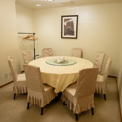 4～9名様までご利用可能な円卓個室です。落ち着いた雰囲気の中で、ご家族やご友人とのお食事をお楽しみいただけます。円卓個室ご利用の場合、後方テーブルにお手荷物台をご用意しております。