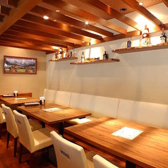 人数に合せてご案内いたします！会社の同僚とのサクッと飲み会やご友人、ご家族などの会食など、人数に応じてお席をご準備いたします。温かみのある木目のテーブルで落ち着いた雰囲気のお席です。お好み料理のアラカルトやお酒とともにゆっくりお寛ぎ頂けます。