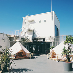 開放感あふれる屋上テラス席です。青空や星空の下で、本格的なBBQを存分にお楽しみいただけます。広々とした配置で、大人数でもゆったりと過ごせるのが魅力です♪