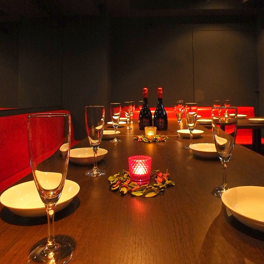 防音で安心の完全個室はふかふかソファーでゆったりくつろげます！合コンにもぴったり◎