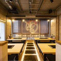 白玉砂利と石畳のアプローチが目を引く、足を下ろせる座敷。靴を脱いでリラックスできる空間◎お子様連れにもおすすめです！