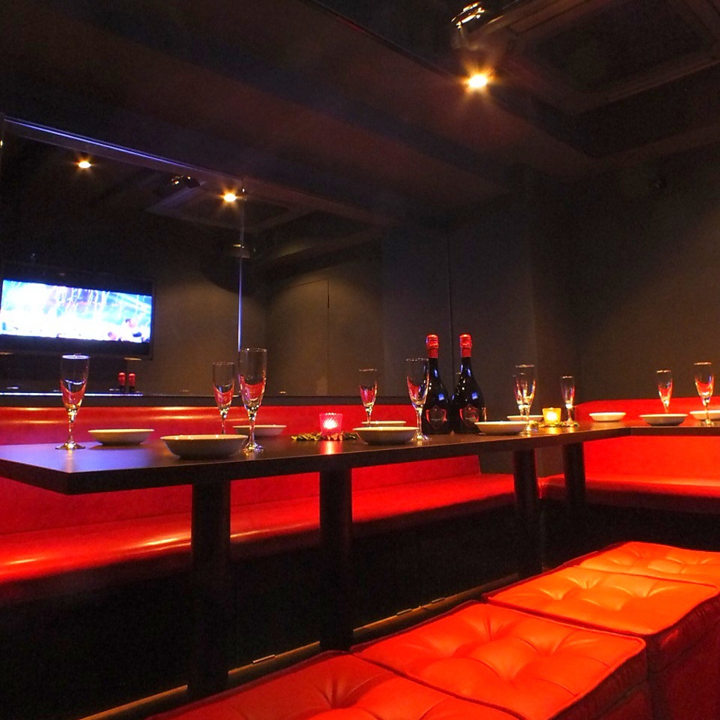 個室貸切は6名様からOK！20名迄と30名迄のカラオケ付防音完全個室を2部屋完備。思う存分楽しめる！