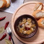 大人気の海老とキノコのアヒージョ。バゲットに旨味が凝縮されたオイルをつけてお召し上がりください