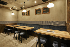 【シーンを選ばないテーブル席】落ち着いた印象のお席は、ご家族のお食事からご宴会まで様々なシーンに調和します。