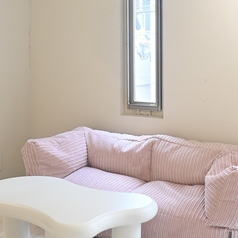 ２階　ソファ席淡いピンクのローソファに、雲のような丸みを帯びたテーブルふわふわした優しい空間はインスタ映えすること間違いなし！！デートや女子会、オフ会にも♪