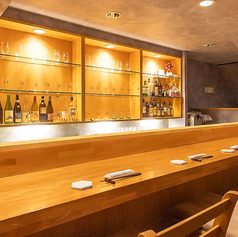 お一人様でも気兼ねなく、ゆったりと過ごせるカウンター席です。調理の様子やスタッフとの会話も楽しめます。