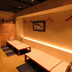 【2名様～4名様】当店の掘りごたつ席は上質で落着きのあるつくりになっており、各種宴会に最適。ビジネスシーンからプライベートな集まりまで、どんなシーンでもお使いいただけます。